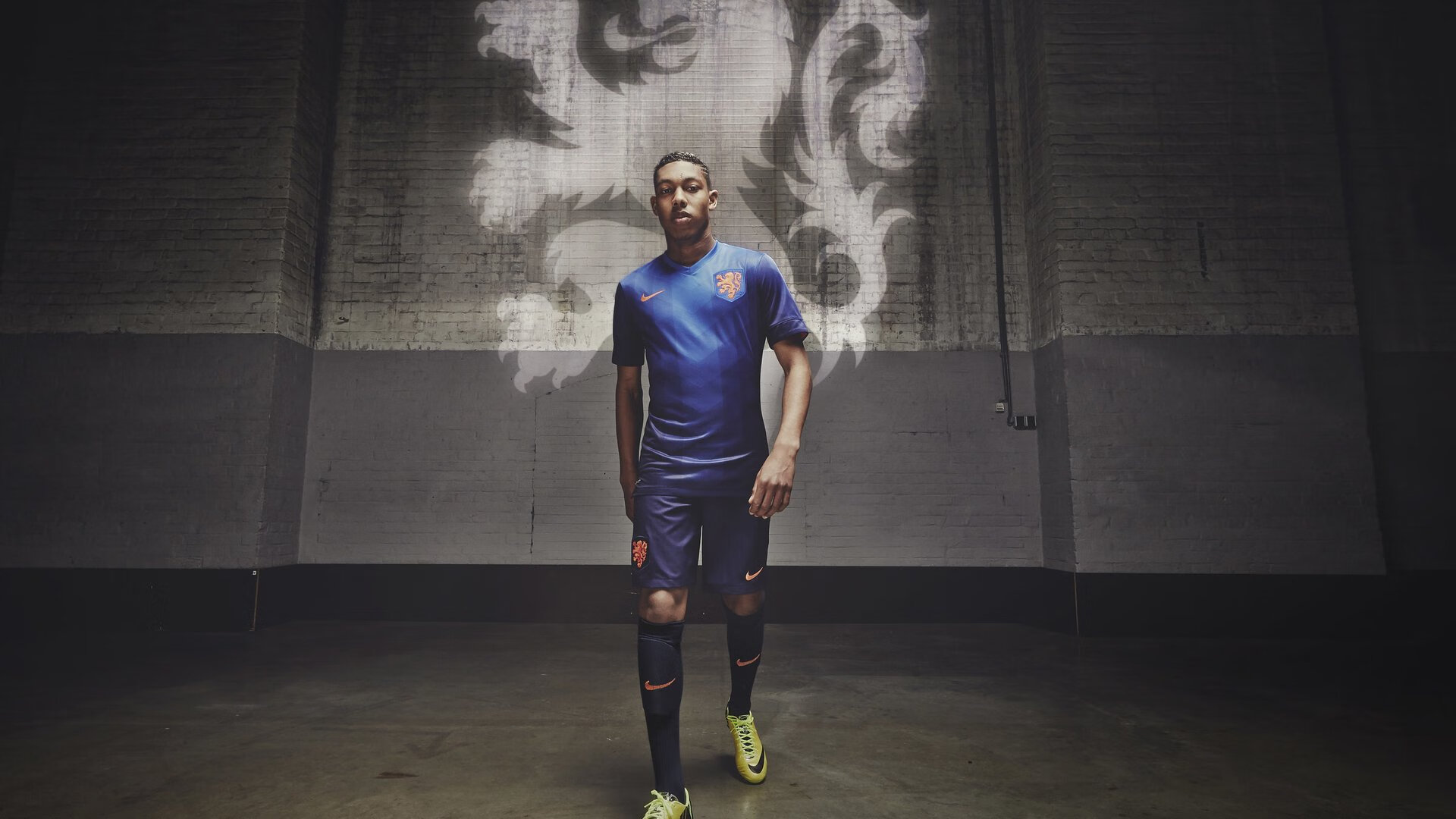 九游下载安装-C罗赛前鼓舞全队展现队长风范，c罗鼓励